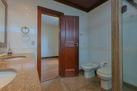 Apartamento à venda com 330m², 4 quartos e 5 vagasBanheiro da Suíte 1