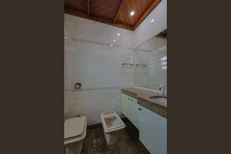 Apartamento à venda com 330m², 4 quartos e 5 vagasBanheiro da Suíte 2