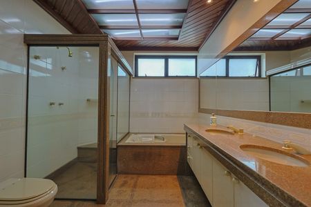 Apartamento à venda com 330m², 4 quartos e 5 vagasBanheiro da Suíte 1