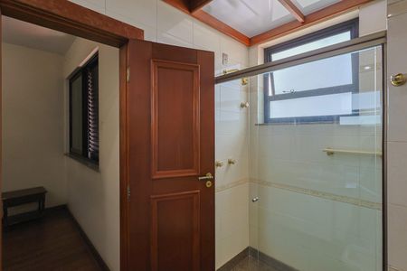 Apartamento à venda com 330m², 4 quartos e 5 vagasBanheiro da Suíte 2