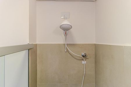 Banheiro de apartamento para alugar com 1 quarto, 27m² em República, São Paulo