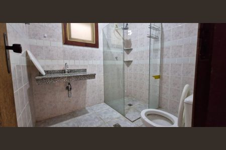 Casa de condomínio para alugar com 450m², 4 quartos e 8 vagas Casa de condomínio para alugar com 450m², 4 quartos e 8 vagasBanheiro da Suíte 4