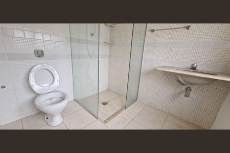 Casa de condomínio para alugar com 450m², 4 quartos e 8 vagas Casa de condomínio para alugar com 450m², 4 quartos e 8 vagasBanheiro da Suíte 3