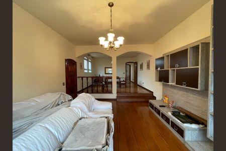 Casa à venda com 350m², 4 quartos e 4 vagasSala