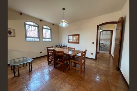 Casa à venda com 350m², 4 quartos e 4 vagasSala