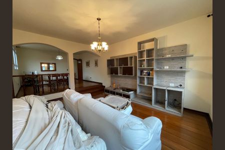 Casa à venda com 350m², 4 quartos e 4 vagasSala