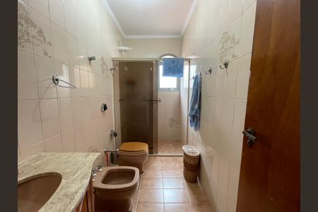 Casa à venda com 350m², 4 quartos e 4 vagasBanheiro 2