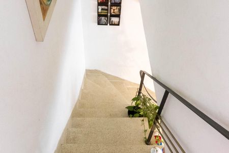 Casa à venda com 107m², 2 quartos e 2 vagasEscadas