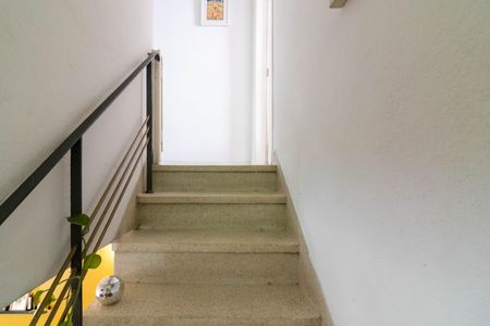 Casa à venda com 107m², 2 quartos e 2 vagasEscadas