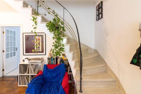 Casa à venda com 107m², 2 quartos e 2 vagasSala/escadas