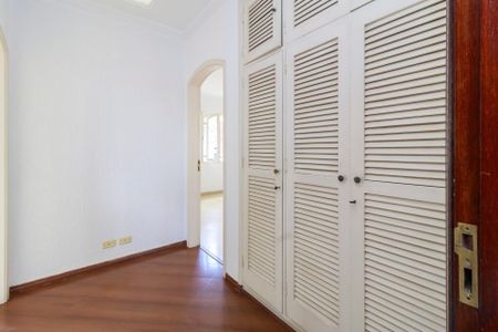 Casa para alugar com 588m², 4 quartos e 3 vagas Casa para alugar com 588m², 4 quartos e 3 vagasCorredor