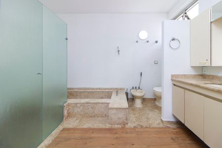 Casa para alugar com 588m², 4 quartos e 3 vagas Casa para alugar com 588m², 4 quartos e 3 vagasSuíte 1 - Banheiro