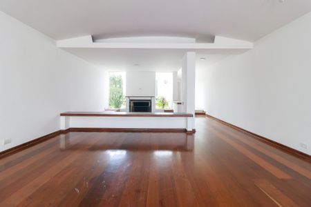 Casa para alugar com 588m², 4 quartos e 3 vagas Casa para alugar com 588m², 4 quartos e 3 vagasSala