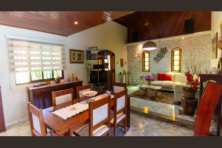 Casa à venda com 3 quartos, 360m² em Piratininga, Niterói