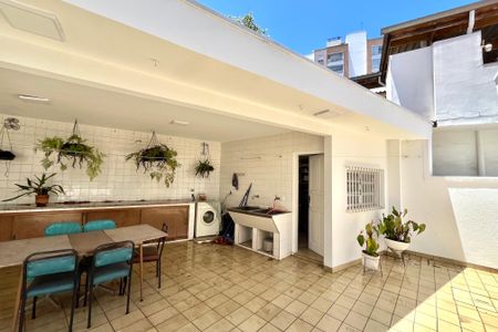 Casa à venda com 210m², 3 quartos e 2 vagasÁrea de Serviço