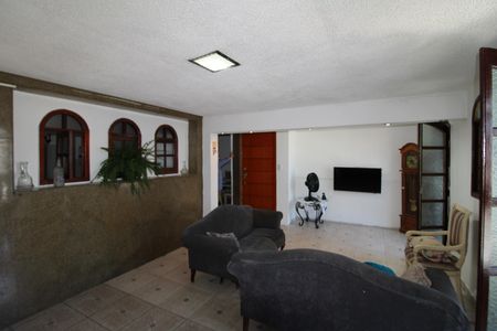 Casa à venda com 220m², 4 quartos e 2 vagasSala