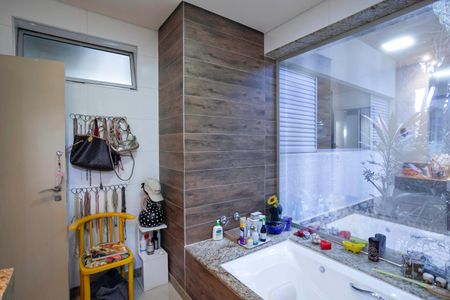 Casa à venda com 1200m², 4 quartos e 6 vagasBanheiro da suíte 2