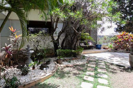 Casa à venda com 1200m², 4 quartos e 6 vagasEntrada