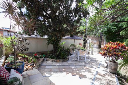 Casa à venda com 1200m², 4 quartos e 6 vagasEntrada