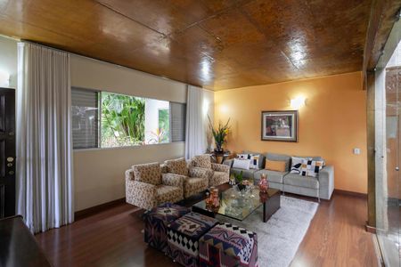 Casa à venda com 1200m², 4 quartos e 6 vagasSala