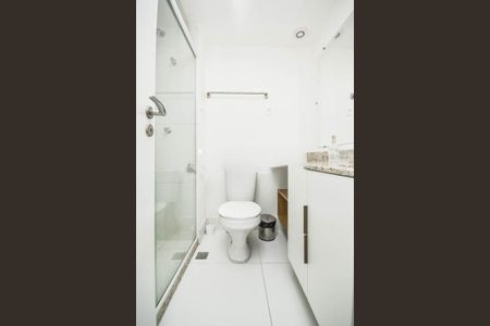 Banheiro de kitnet/studio para alugar com 1 quarto, 26m² em Partenon, Porto Alegre