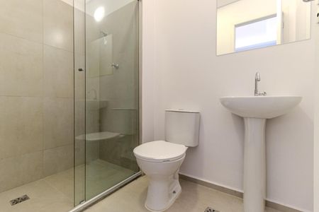 Banheiro de kitnet/studio para alugar com 1 quarto, 33m² em República, São Paulo