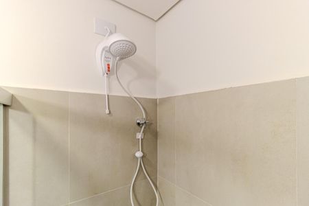 Banheiro de kitnet/studio para alugar com 1 quarto, 33m² em República, São Paulo