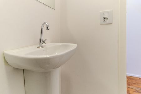 Banheiro de kitnet/studio para alugar com 1 quarto, 33m² em República, São Paulo