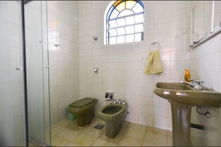 Casa à venda com 390m², 4 quartos e 4 vagas Casa à venda com 390m², 4 quartos e 4 vagasBanheiro Social