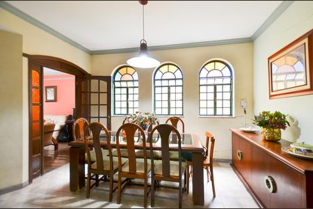 Casa à venda com 390m², 4 quartos e 4 vagas Casa à venda com 390m², 4 quartos e 4 vagasSala de Jantar