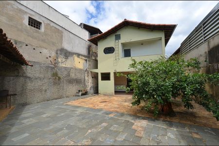 Casa à venda com 390m², 4 quartos e 4 vagas Casa à venda com 390m², 4 quartos e 4 vagasÁrea externa