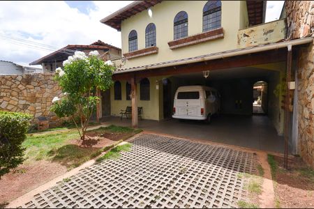 Casa à venda com 390m², 4 quartos e 4 vagas Casa à venda com 390m², 4 quartos e 4 vagasGaragem