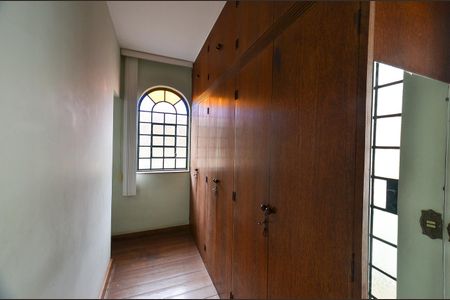 Casa à venda com 390m², 4 quartos e 4 vagas Casa à venda com 390m², 4 quartos e 4 vagasCloset Suite 2