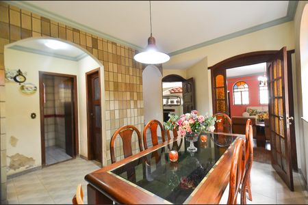 Casa à venda com 390m², 4 quartos e 4 vagas Casa à venda com 390m², 4 quartos e 4 vagasSala de Jantar