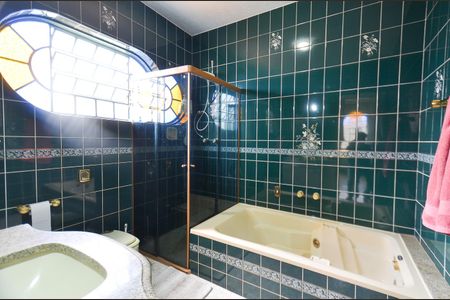 Casa à venda com 390m², 4 quartos e 4 vagas Casa à venda com 390m², 4 quartos e 4 vagasBanheiro Suite 2