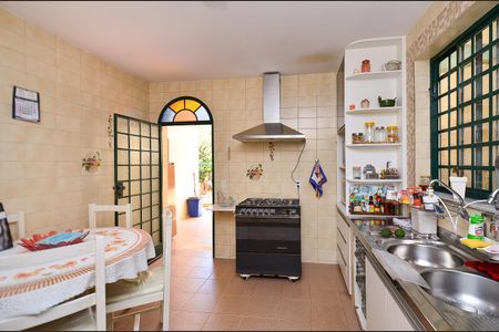 Casa à venda com 390m², 4 quartos e 4 vagas Casa à venda com 390m², 4 quartos e 4 vagasCozinha