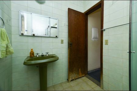 Casa à venda com 390m², 4 quartos e 4 vagas Casa à venda com 390m², 4 quartos e 4 vagasBanheiro Social