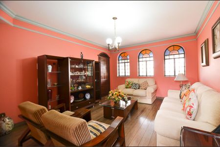 Casa à venda com 390m², 4 quartos e 4 vagas Casa à venda com 390m², 4 quartos e 4 vagasSala de Estar