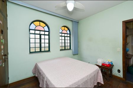 Casa à venda com 390m², 4 quartos e 4 vagas Casa à venda com 390m², 4 quartos e 4 vagasQuarto 1