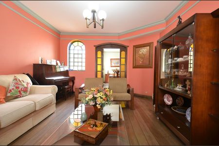 Casa à venda com 390m², 4 quartos e 4 vagas Casa à venda com 390m², 4 quartos e 4 vagasSala de Estar