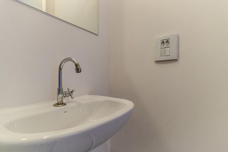 Banheiro de apartamento para alugar com 1 quarto, 27m² em República, São Paulo