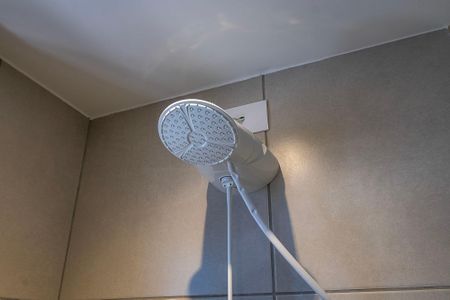 Banheiro de kitnet/studio para alugar com 1 quarto, 21m² em Sumarezinho, São Paulo