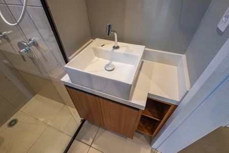 Banheiro de kitnet/studio para alugar com 1 quarto, 21m² em Sumarezinho, São Paulo