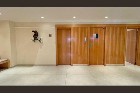 Apartamento à venda com 168m², 4 quartos e 1 vaga Apartamento à venda com 168m², 4 quartos e 1 vagaHall de entrada