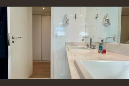 Apartamento à venda com 168m², 4 quartos e 1 vaga Apartamento à venda com 168m², 4 quartos e 1 vagaBanheiro da Suíte 2