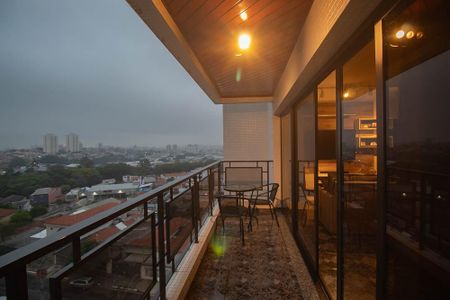 Apartamento à venda com 208m², 4 quartos e 2 vagasVaranda 