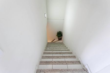 Apartamento à venda com 105m², 2 quartos e 1 vaga Apartamento à venda com 105m², 2 quartos e 1 vagaEscada