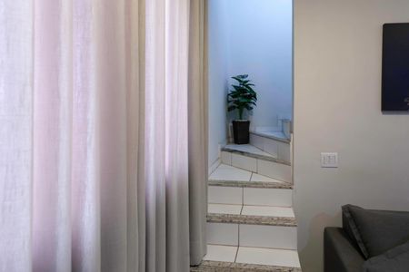 Apartamento à venda com 105m², 2 quartos e 1 vaga Apartamento à venda com 105m², 2 quartos e 1 vagaEscada
