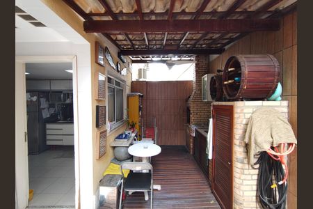 Casa de condomínio à venda com 166m², 4 quartos e 2 vagasÁrea Externa