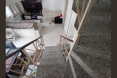 Casa de condomínio à venda com 166m², 4 quartos e 2 vagasEscada